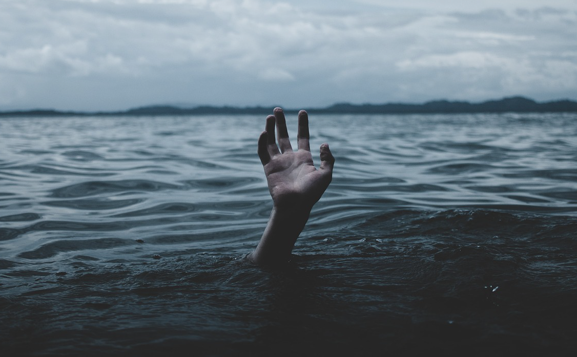 hand_drowning_cut