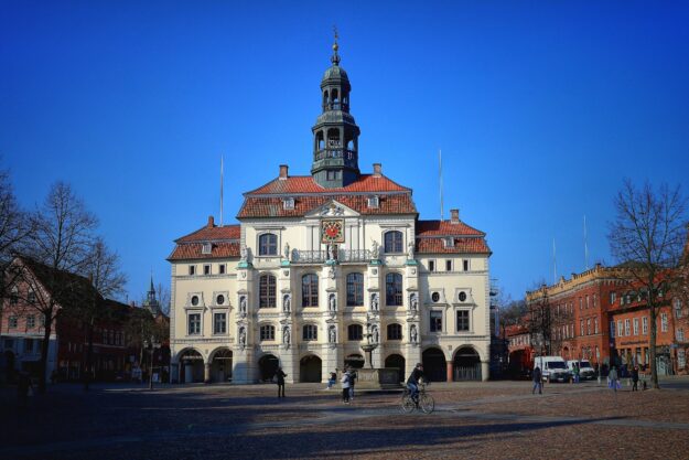 10 Do’s and Don’ts for a Day-One Townhall That Doesn’t Backfire – Historic town hall building symbolizing leadership, communication, and public trust.